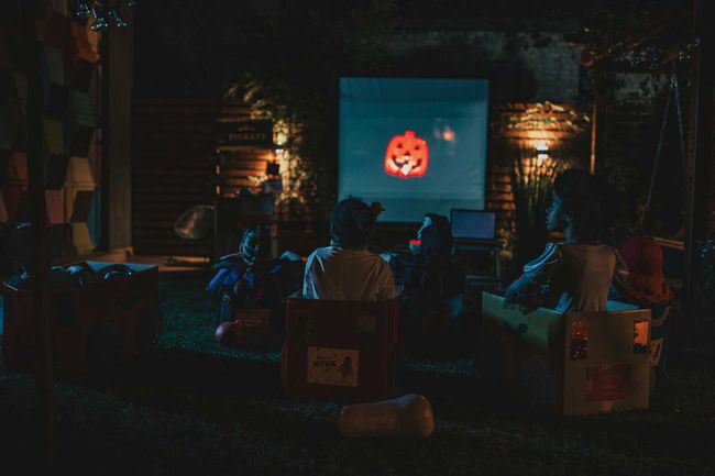 Enfants regardant des films d'halloween dans l'arrière-cour