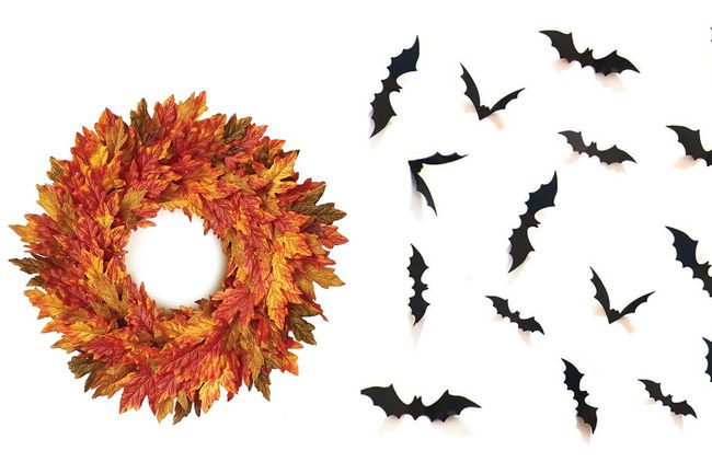 Une couronne de feuilles d'automne et des chauves-souris décoratives pour Halloween