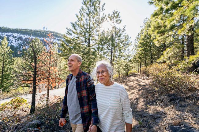Couple retraité actif randonnée en forêt