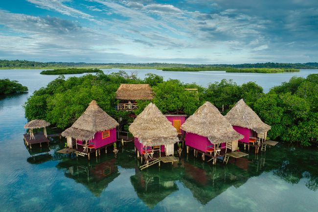 Bungalows sur pilotis à Urraca Private Island Eco Resort au Panama