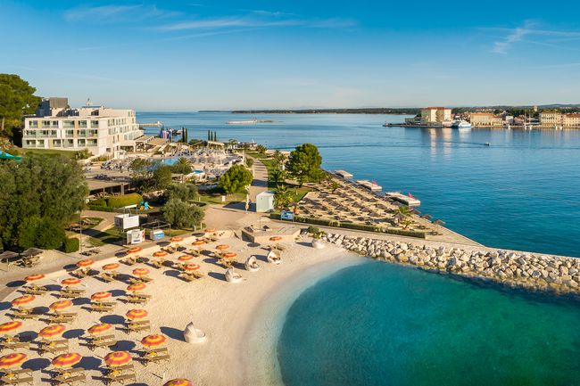 Vue aérienne de la plage et de la station balnéaire d'Isabella Valamar Collection Island Resort en Croatie
