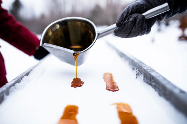 Fabriquer des bonbons de neige au sirop d'érable au Club Med Québec