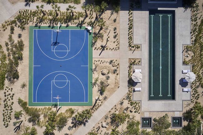 Vue aérienne de la piscine et du terrain de basket
