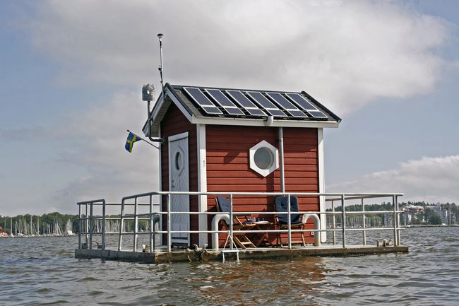 Cabine rouge sur l'eau en Suède