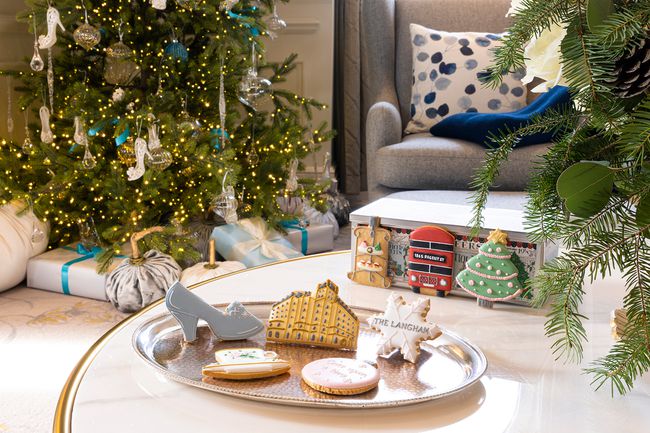 Biscuits de Noël et arbre mis en place dans une suite au Langham