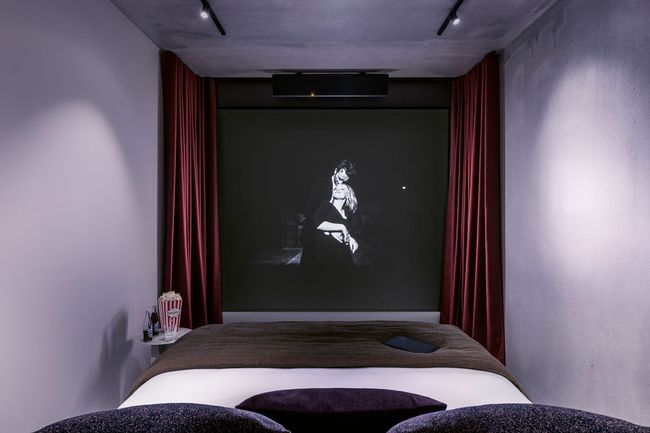Salle de cinéma Hotel Paradiso avec lit
