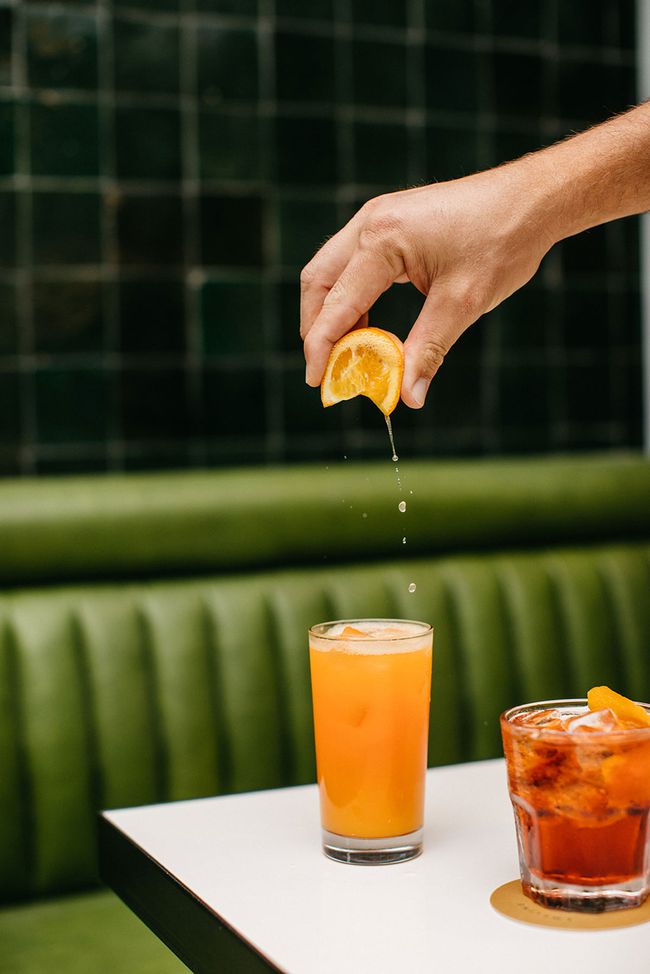 Deux cocktails orange assis sur la table