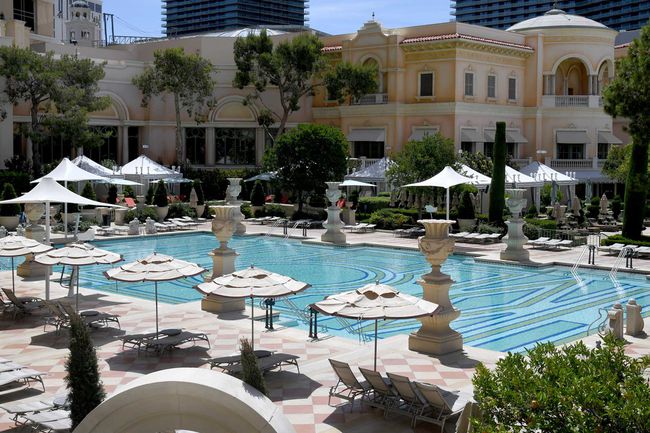 Des chaises et des parasols sont étalés pour une distanciation sociale dans une piscine du Bellagio Resort & Casino