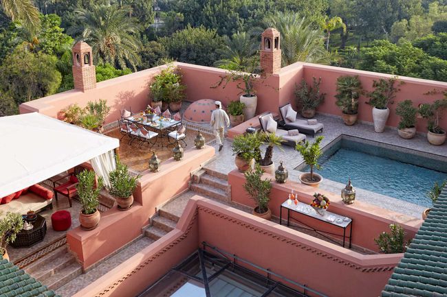 Vue aérienne de la terrasse privée du Grand Riad du Royal Mansour avec piscine et salon