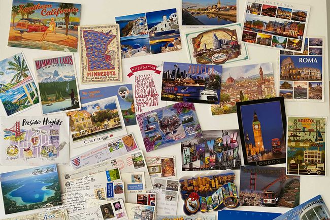 Cartes postales du monde entier éparpillées
