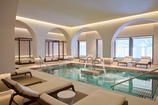 La piscine du spa du Daios Cove Luxury Resort & Villas