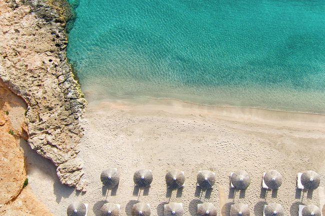 Vue aérienne de la plage de Daios Cove Luxury Resort & Villas