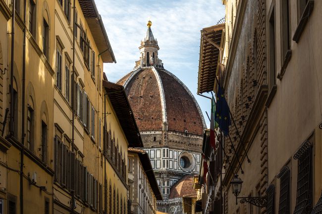 Vue sur la rue du Duomo à Florence, Italie