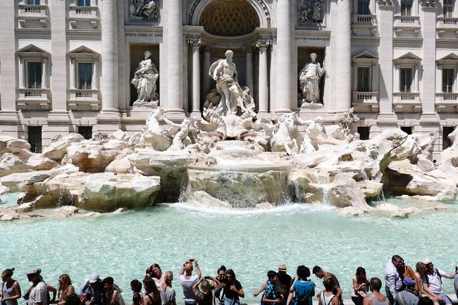 Les touristes se rassemblent près de la fontaine de Trevi lors d'une vague de chaleur inhabituelle au début de l'été le 24 juin 2019 à Rome