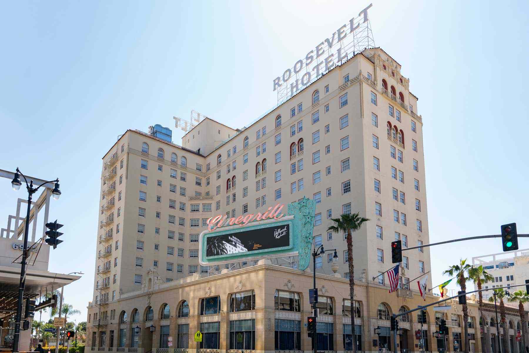 Une vue de l'hôtel The Hollywood Roosevelt sur Hollywood Blvd