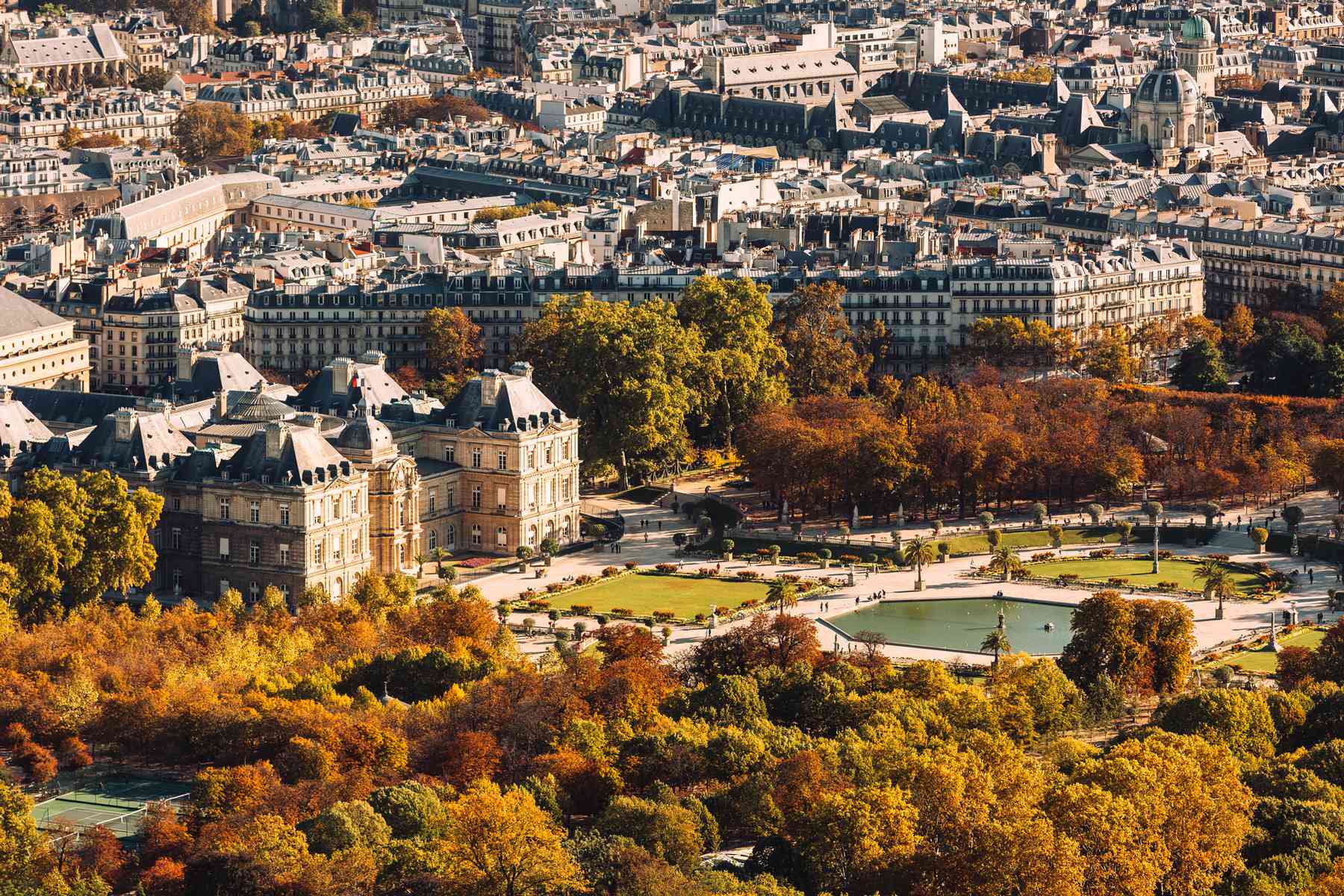 Vue aérienne de Paris aux couleurs de l'automne, France