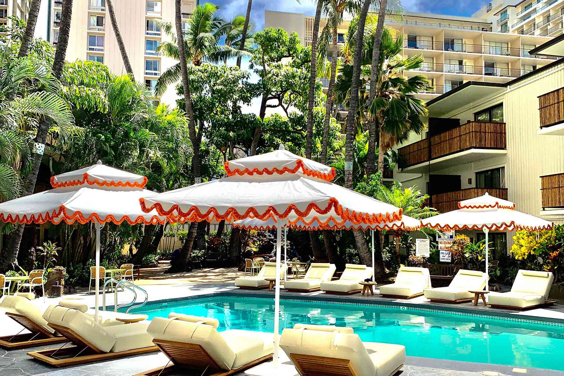 La terrasse de la piscine du White Sands Honolulu