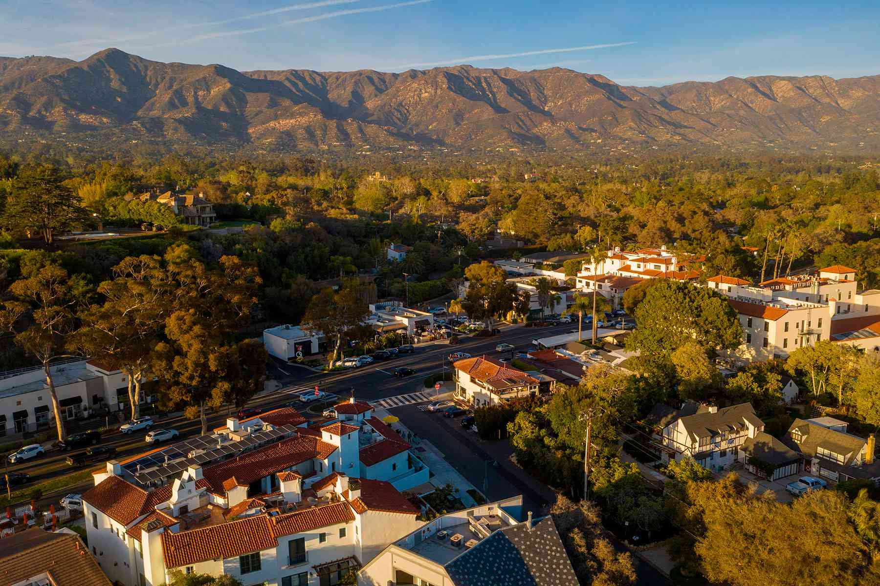 Cette vue aérienne du quartier Montecito de Santa Barbara, Californie