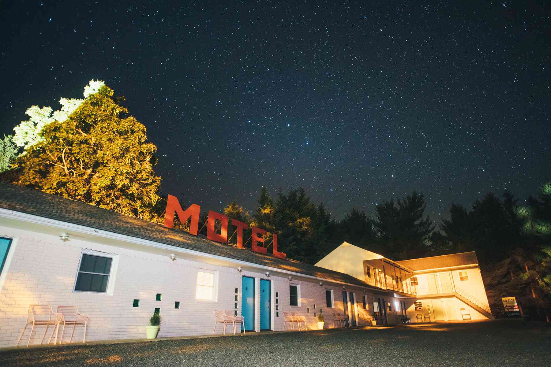 L'extérieur du Starlite Motel la nuit