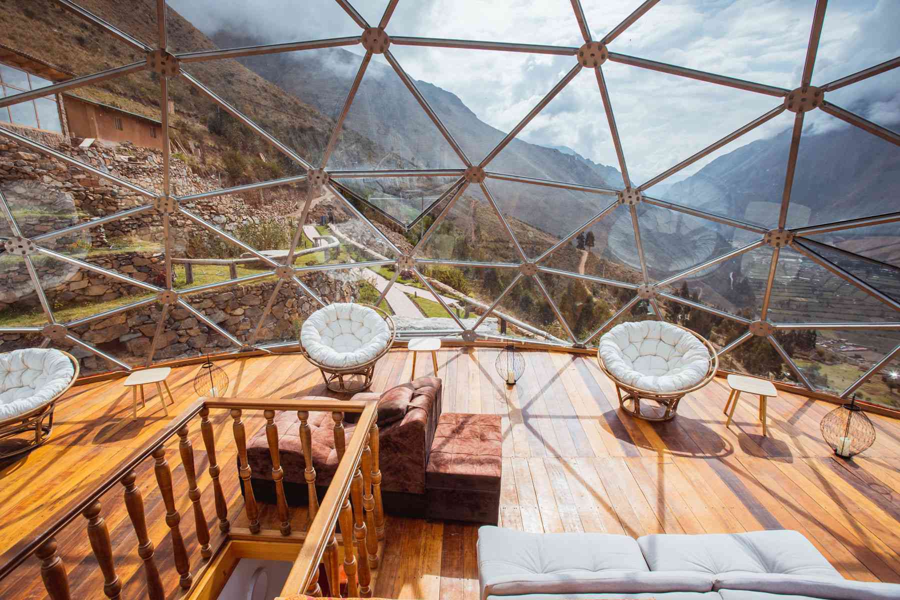 Hôtel-boutique de luxe avec une structure en dôme transparent niché dans les montagnes du Pérou.  Vues panoramiques depuis l'intérieur de la chambre et du restaurant