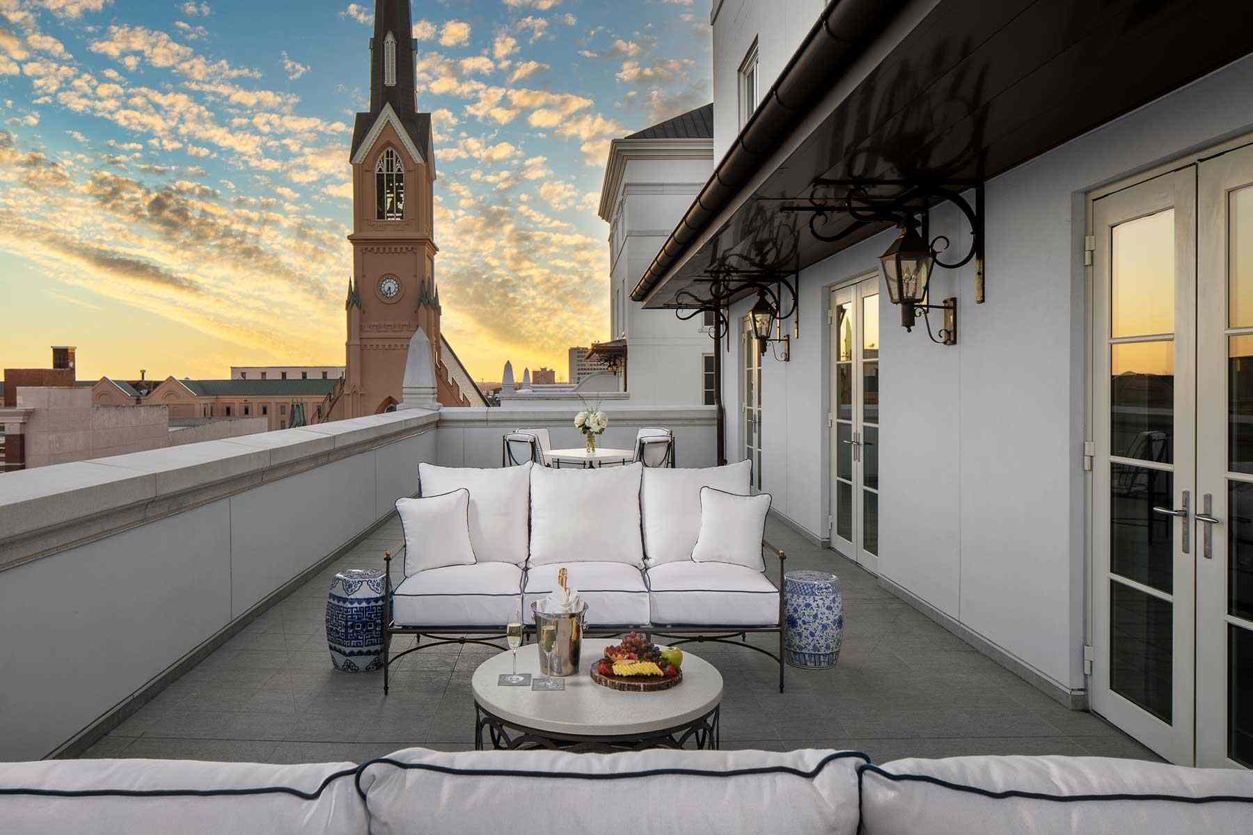 Image de la terrasse de l'hôtel Bennett au coucher du soleil