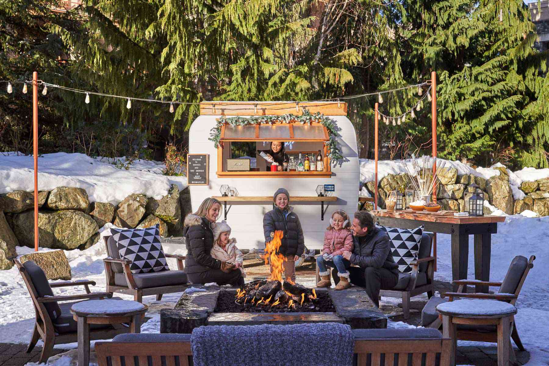 Famille profitant des foyers au Four Seasons Whistler