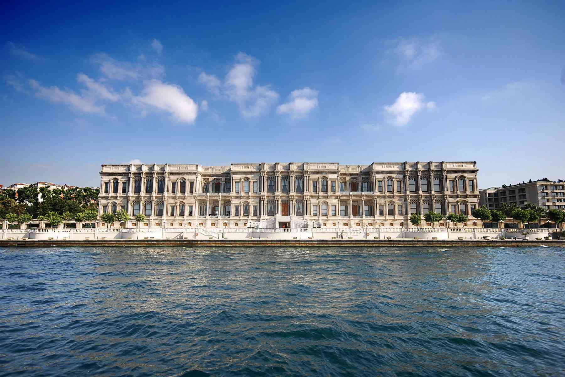 Ciragan Palace Kempinski depuis l'eau
