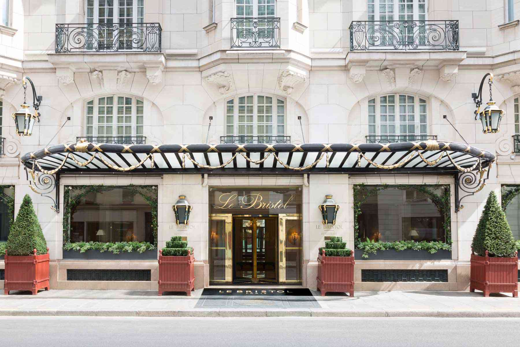 Extérieur de l'hôtel de luxe Le Bristol à Paris, élu l'un des meilleurs hôtels du monde