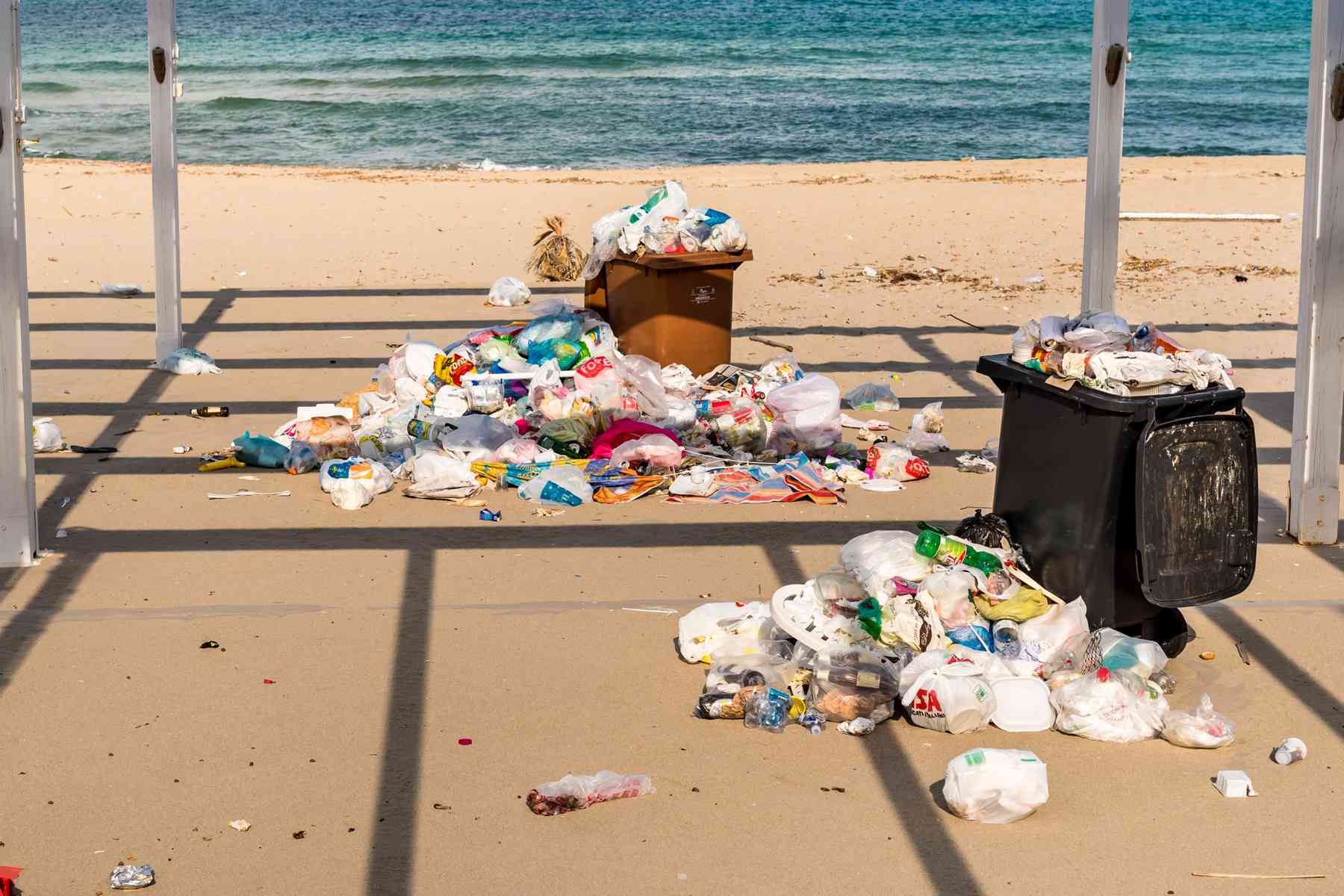 Conteneurs avec des ordures sur le sable à l'Isola delle Femmine en Sicile.