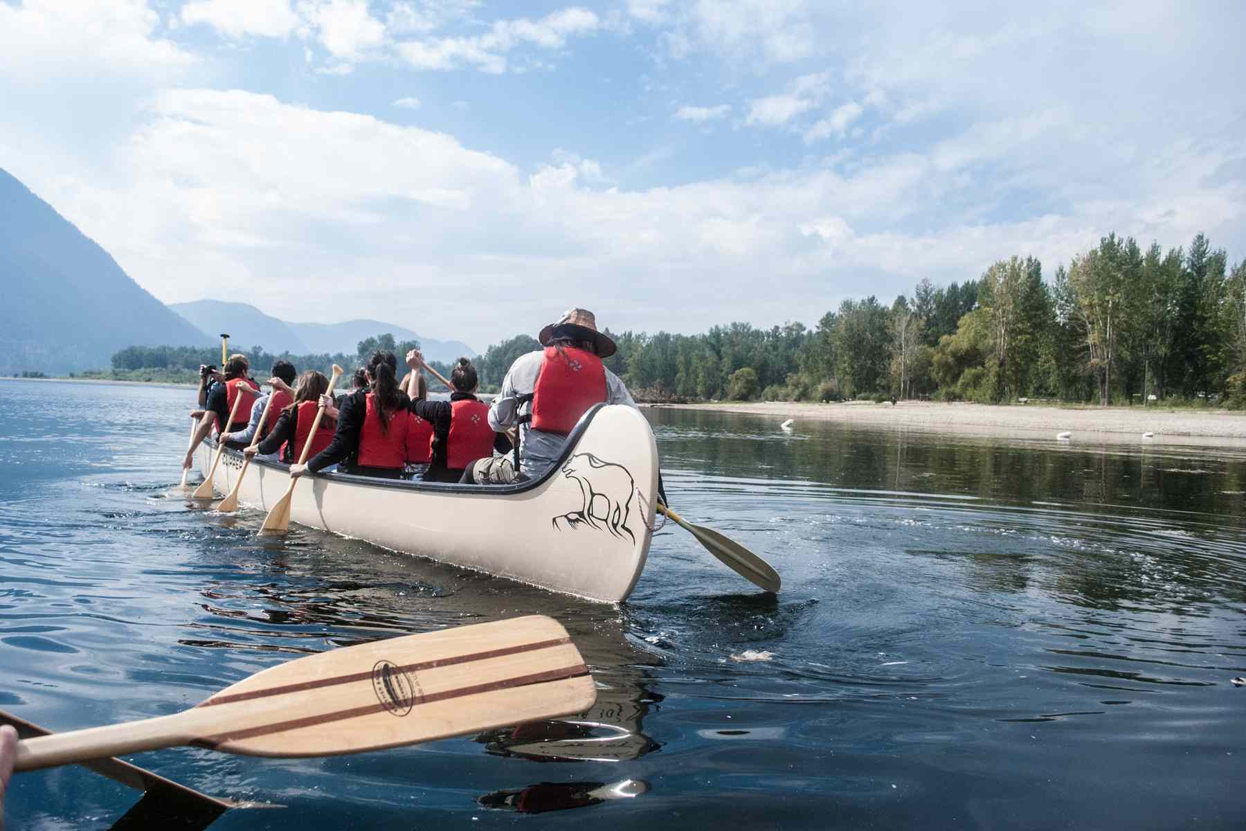 Groupe de jeunes faisant du canoë ensemble - Moccasin Trails, Kamloops BC