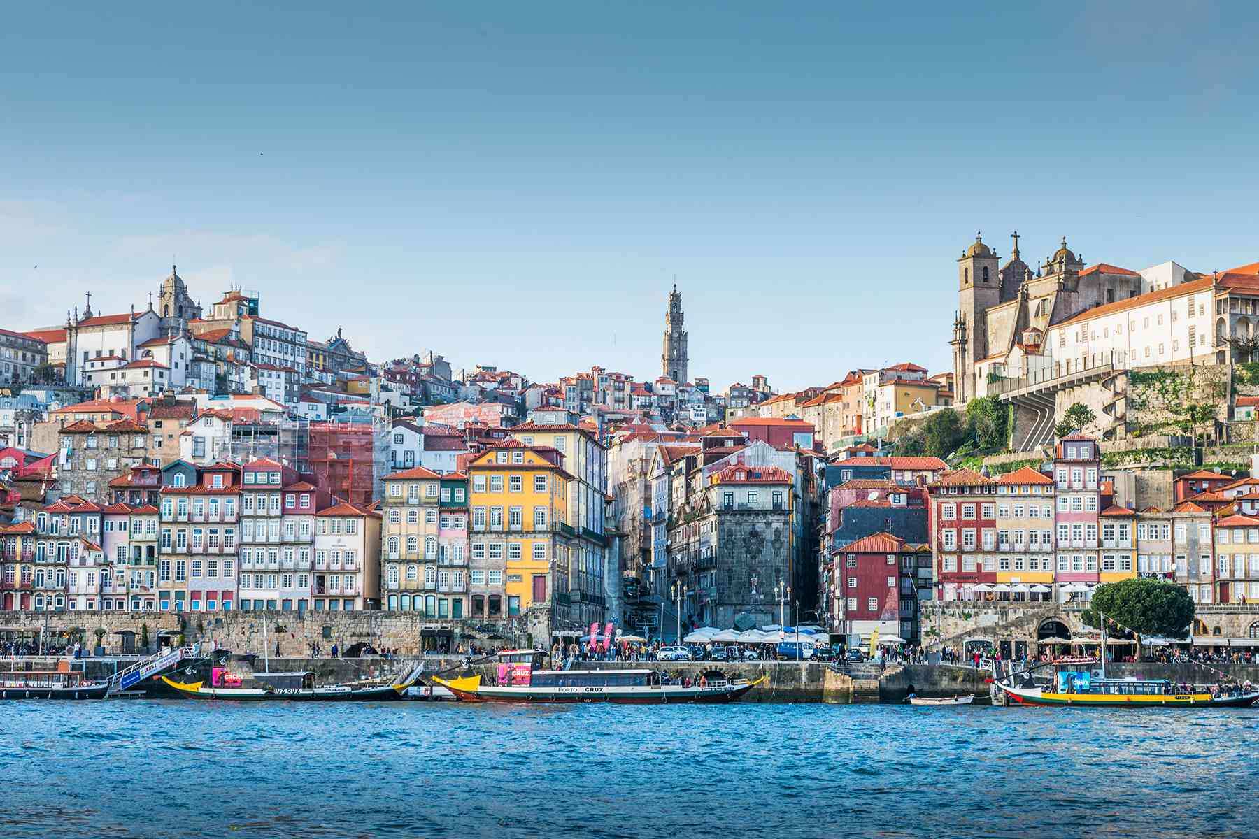 Navire de vin de Porto au fleuve Douro avec la ville de Porto.