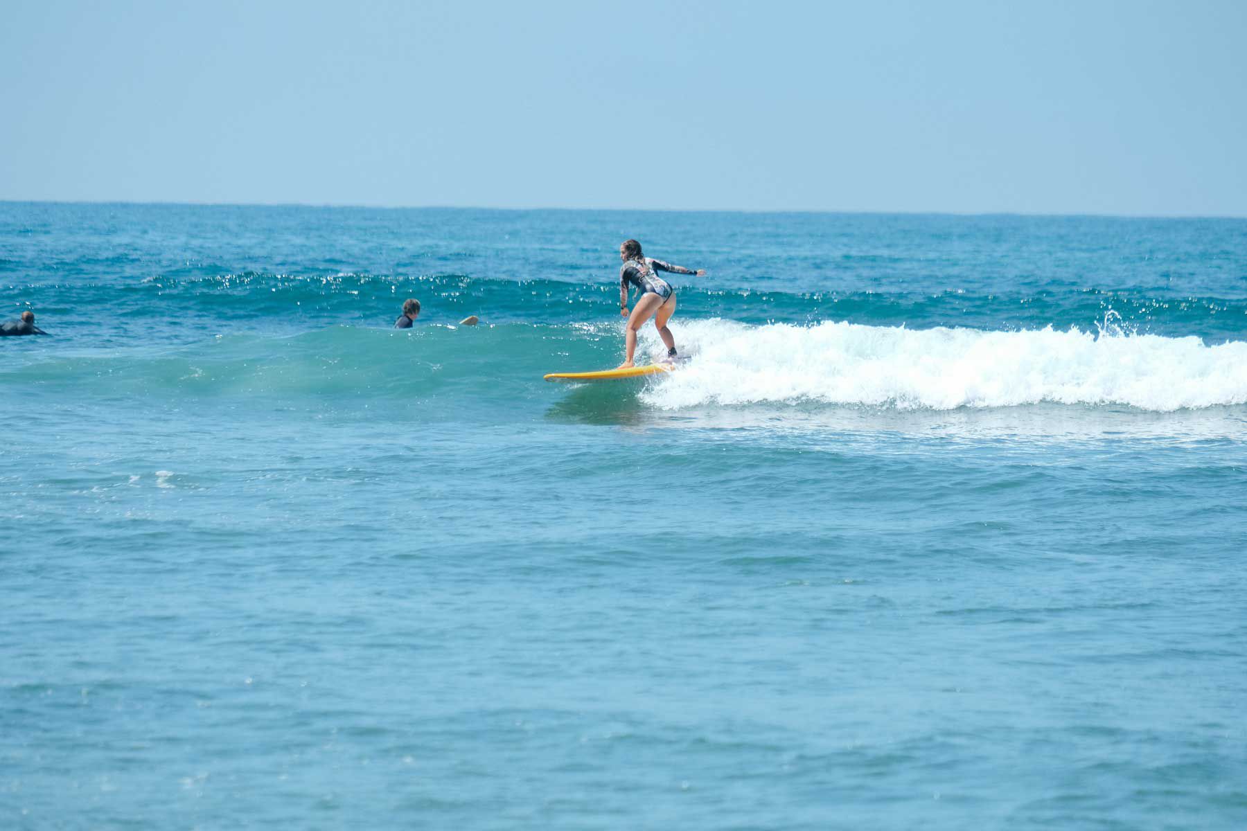 Femme sur planche de surf dans l'océan