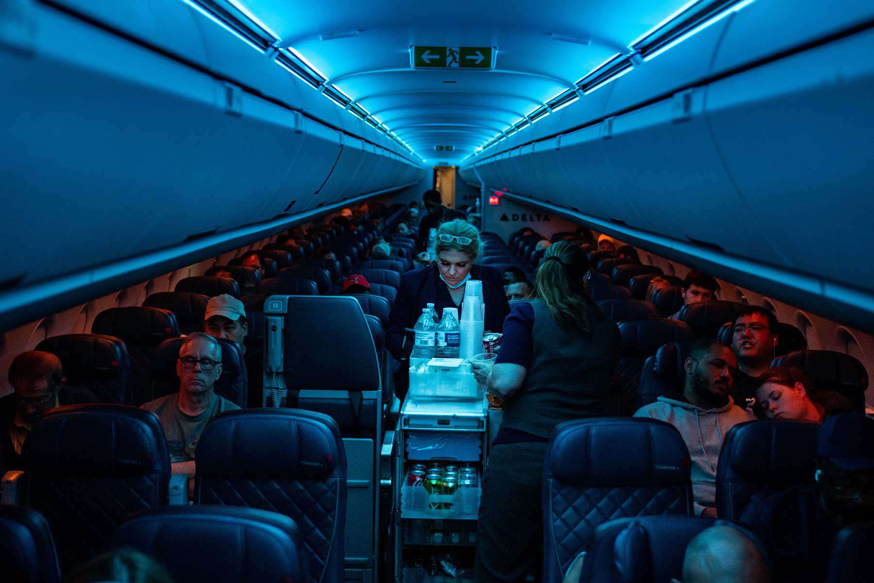 Les agents de bord servent des rafraîchissements sur un vol Delta Airlines depuis l'aéroport international Hartsfield-Jackson