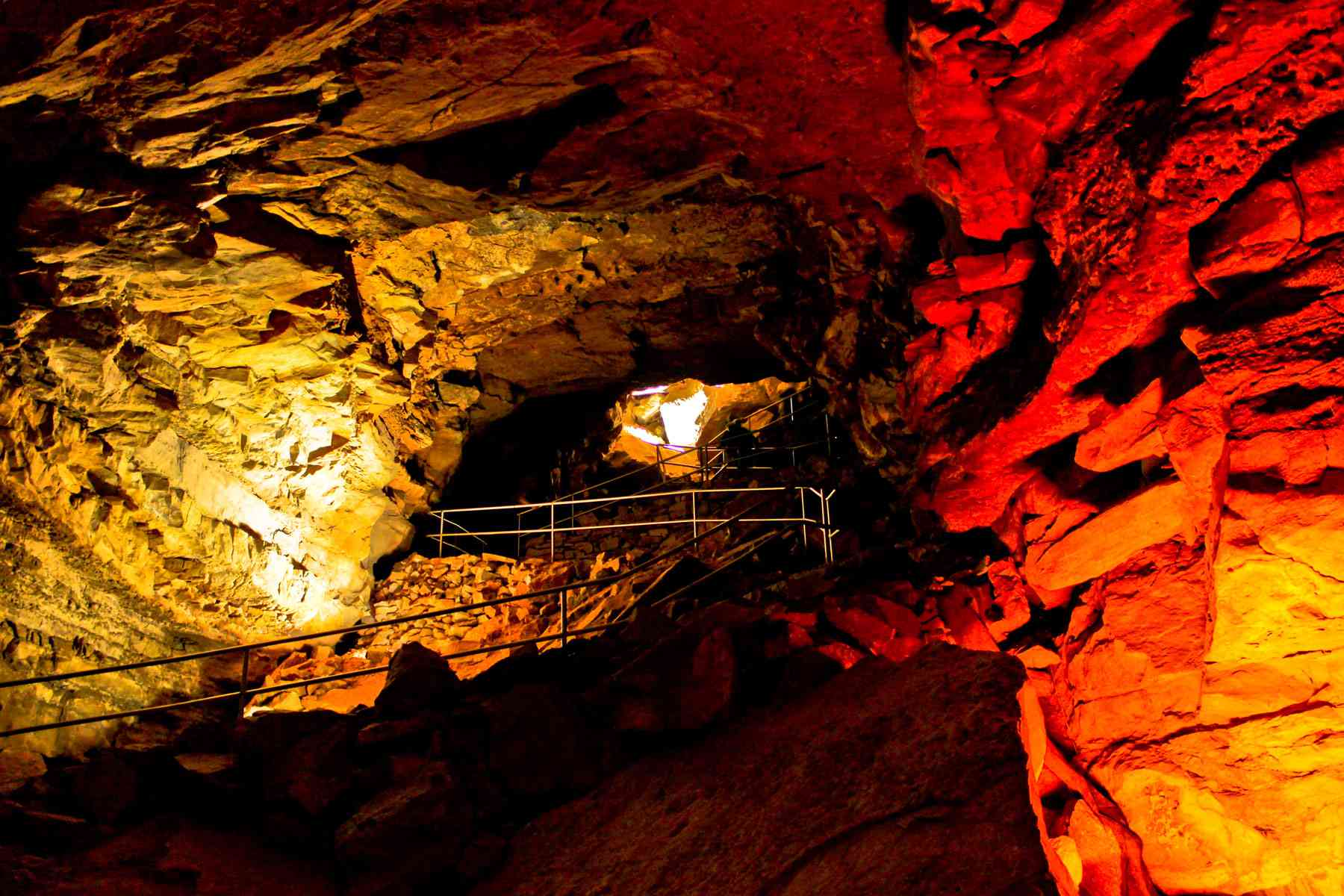 lumières jaunes et rouges à l'intérieur de la grotte