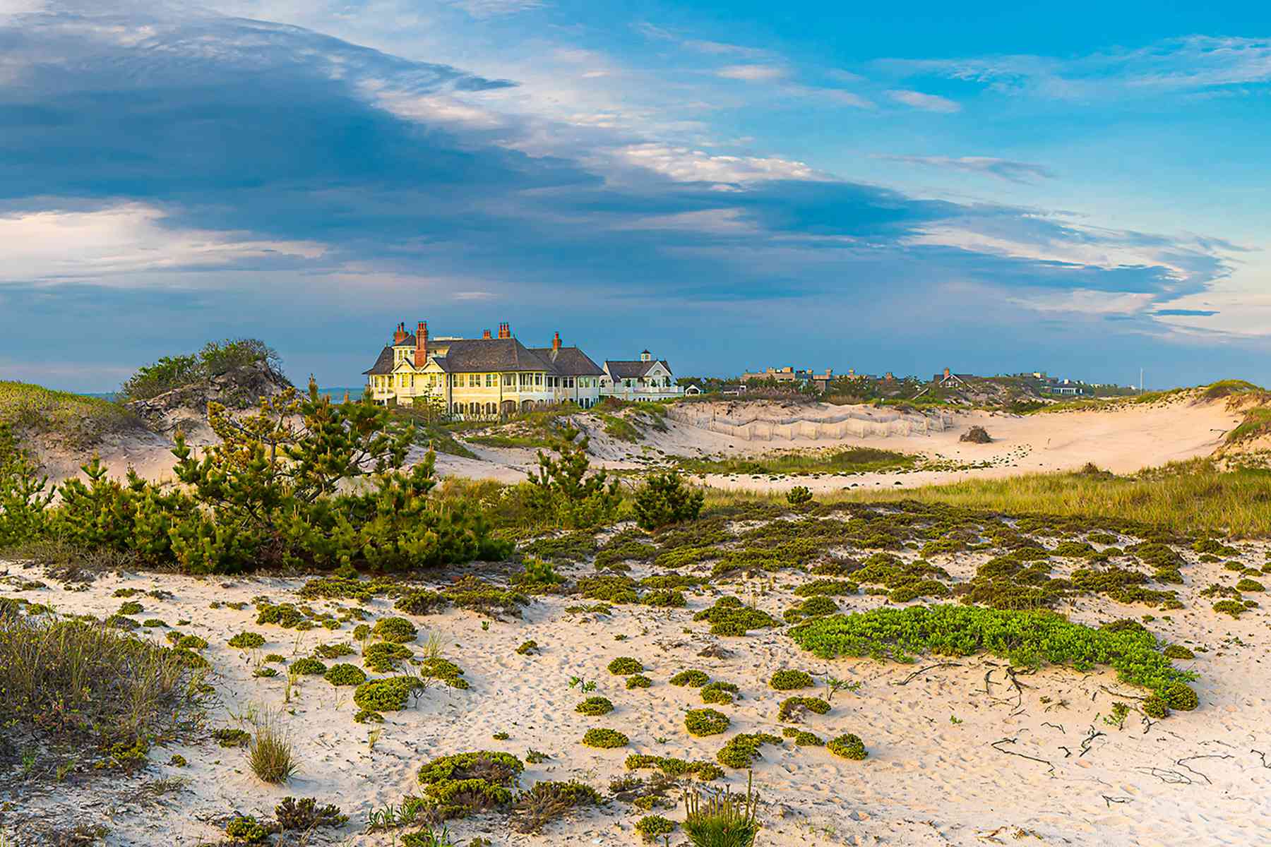 Vues classiques des Hamptons sur le bord de mer, les dunes et les manoirs face à l