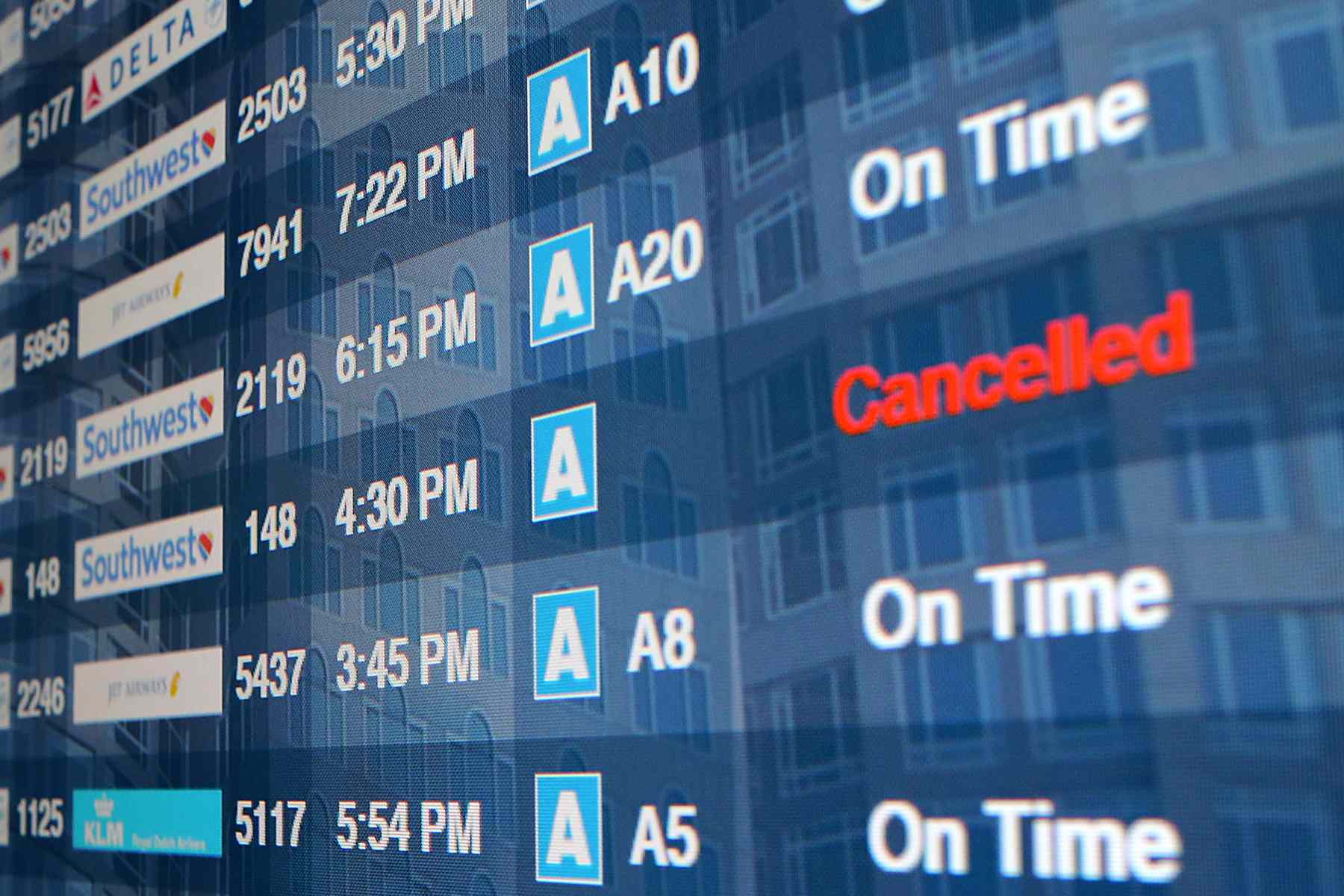 Le vol Southwest Airlines est répertorié comme annulé sur un horaire à l'aéroport international de Boston Logan