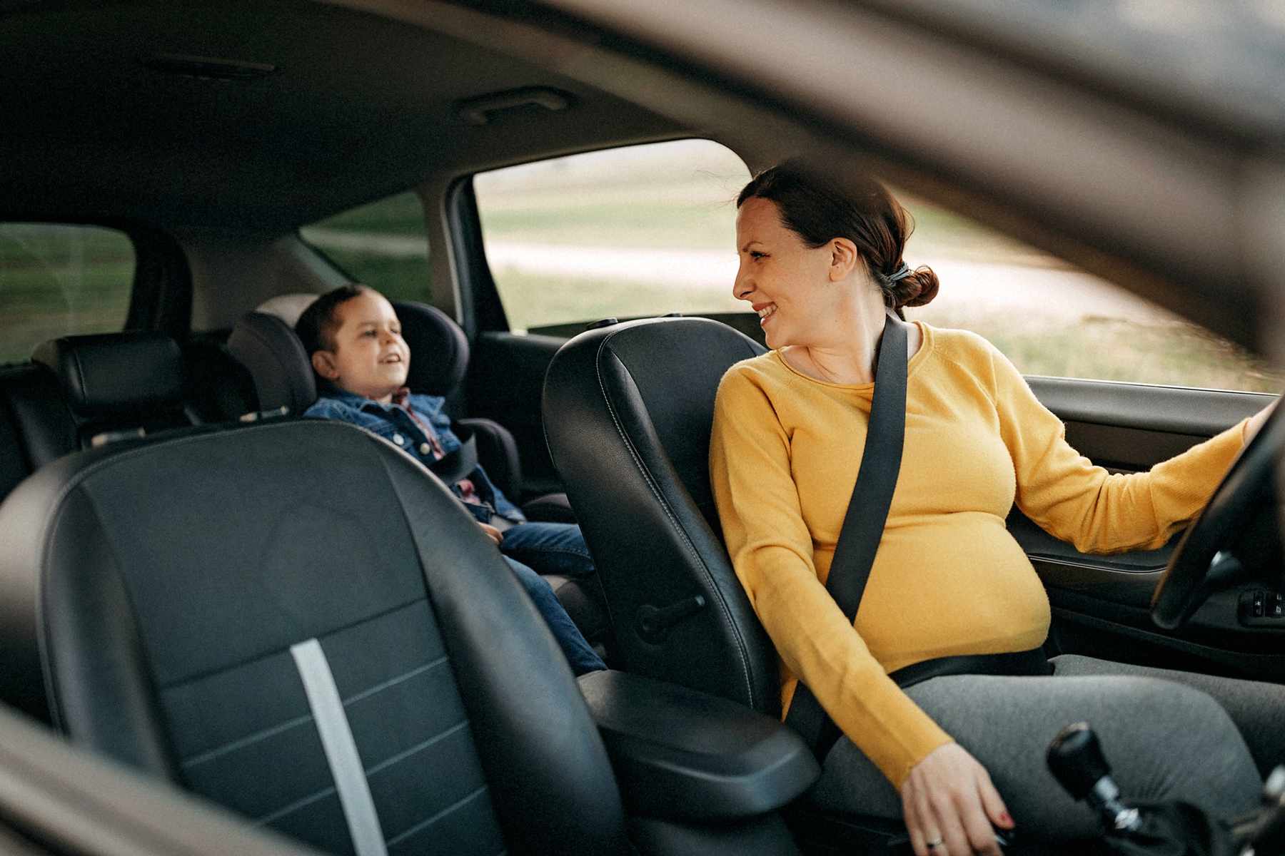 Mère enceinte conduisant son fils en voiture