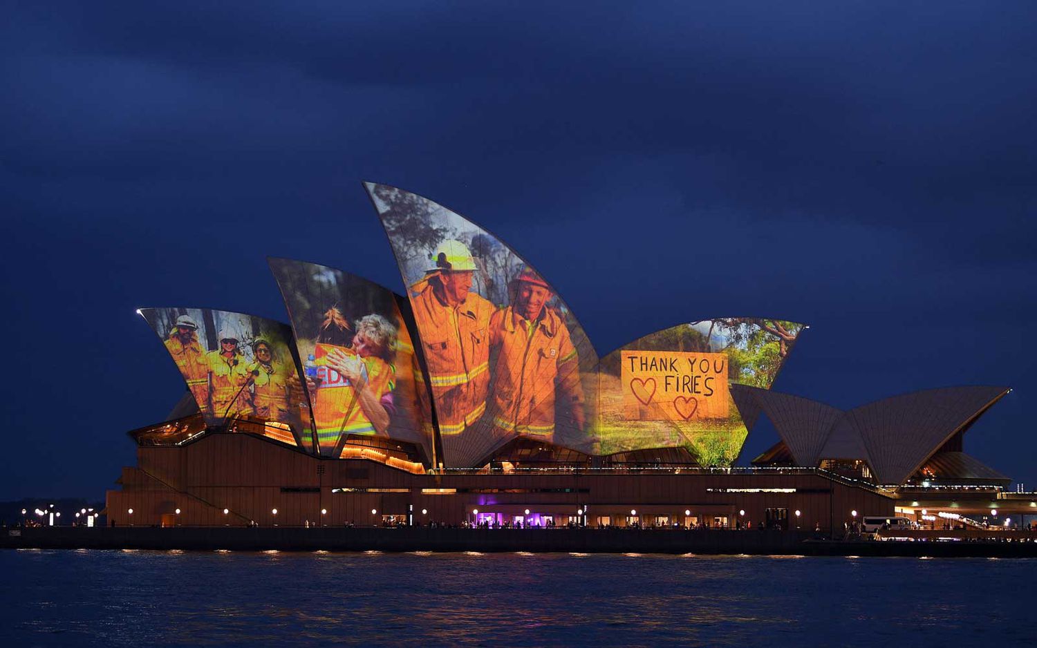 Les voiles de l'Opéra sont allumées avec une série d'images pour montrer le soutien aux communautés touchées par les feux de brousse et exprimer la gratitude aux services d'urgence et aux bénévoles à Sydney le 11 janvier 2020