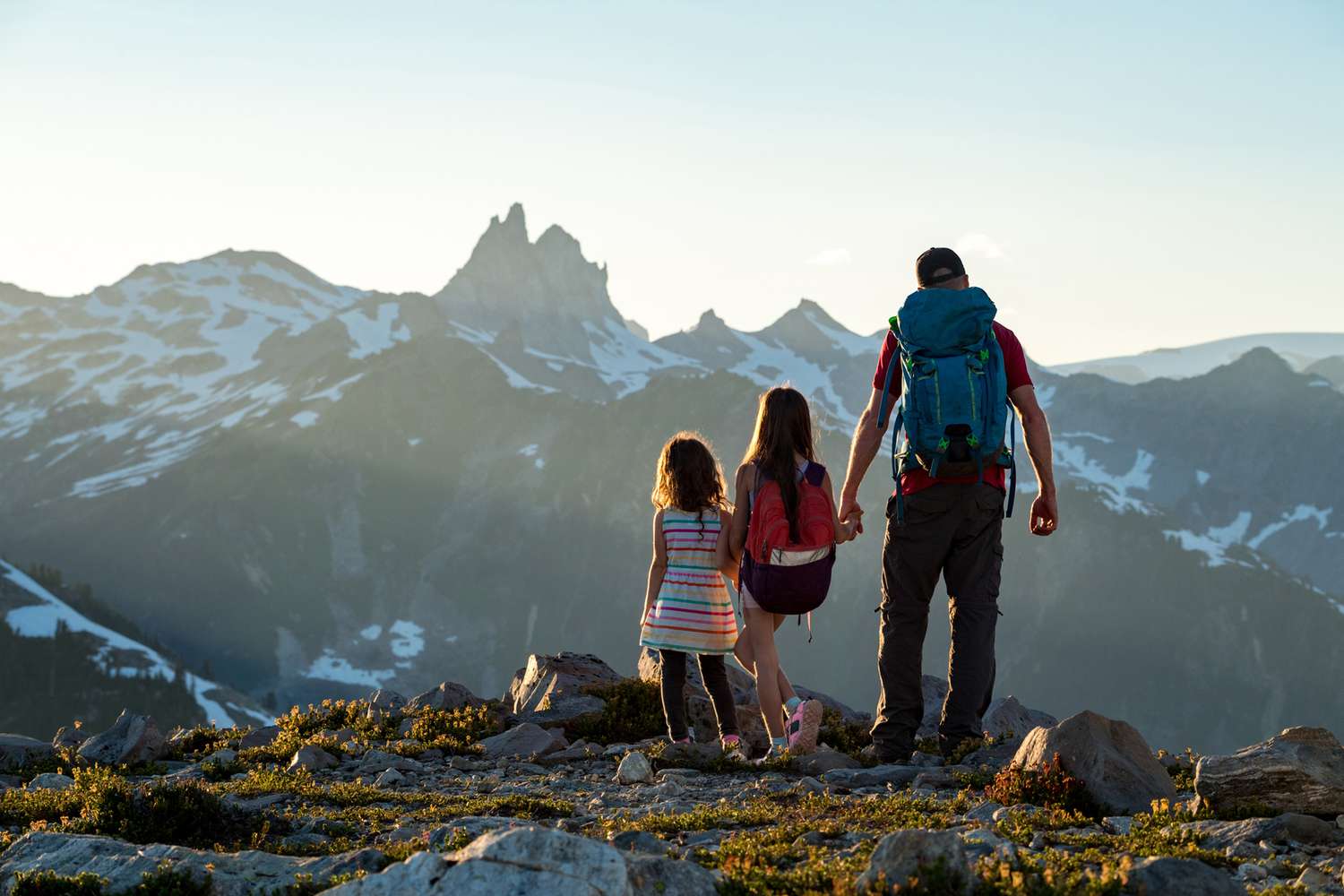 Père avec de jeunes filles explorant la nature
