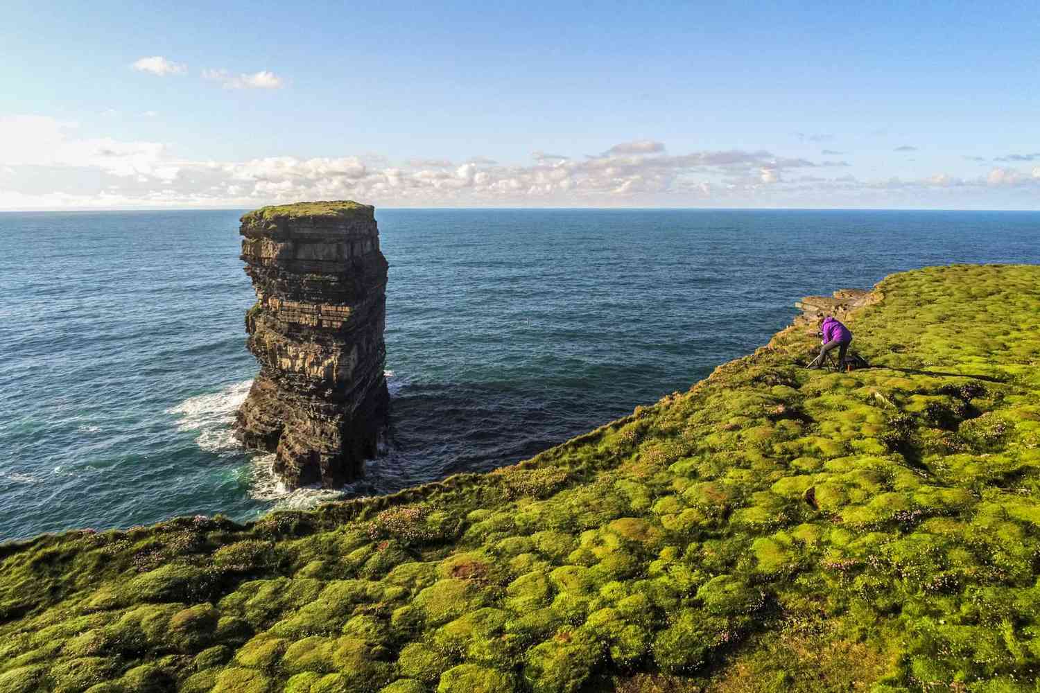 Un photographe a installé un appareil photo pour prendre une photo de Dun Briste Sea Stack dans le comté de Mayo en Irlande