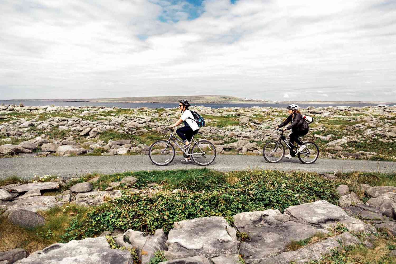 Deux cyclistes explorant les paysages balayés par les vents d'Inis Oírr en Irlande