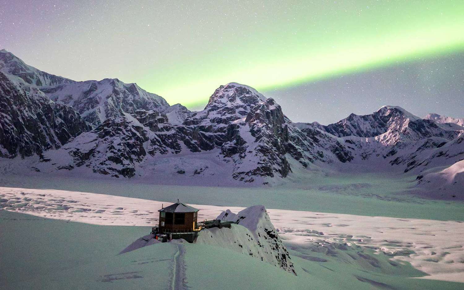 Aurores boréales sur Sheldon Chalet, en Alaska