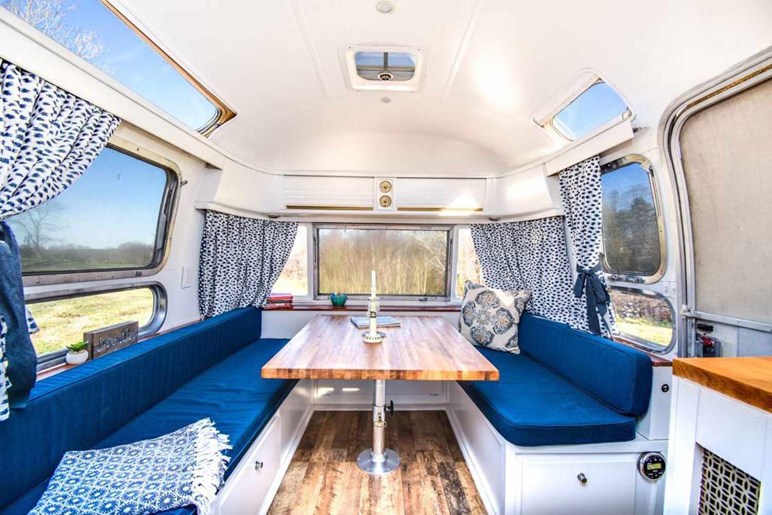 Table à manger et cabines dans la remorque Airstream