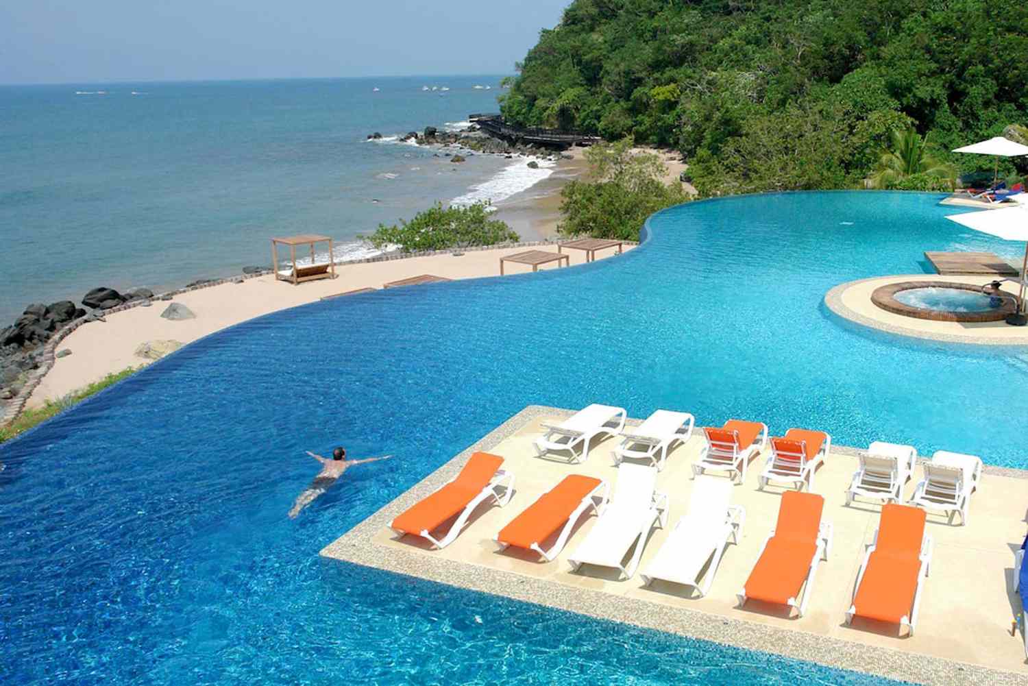Personne nageant à Azul Ixtapa Grand All Inclusive Suites & Spa, Ixtapa, Mexique