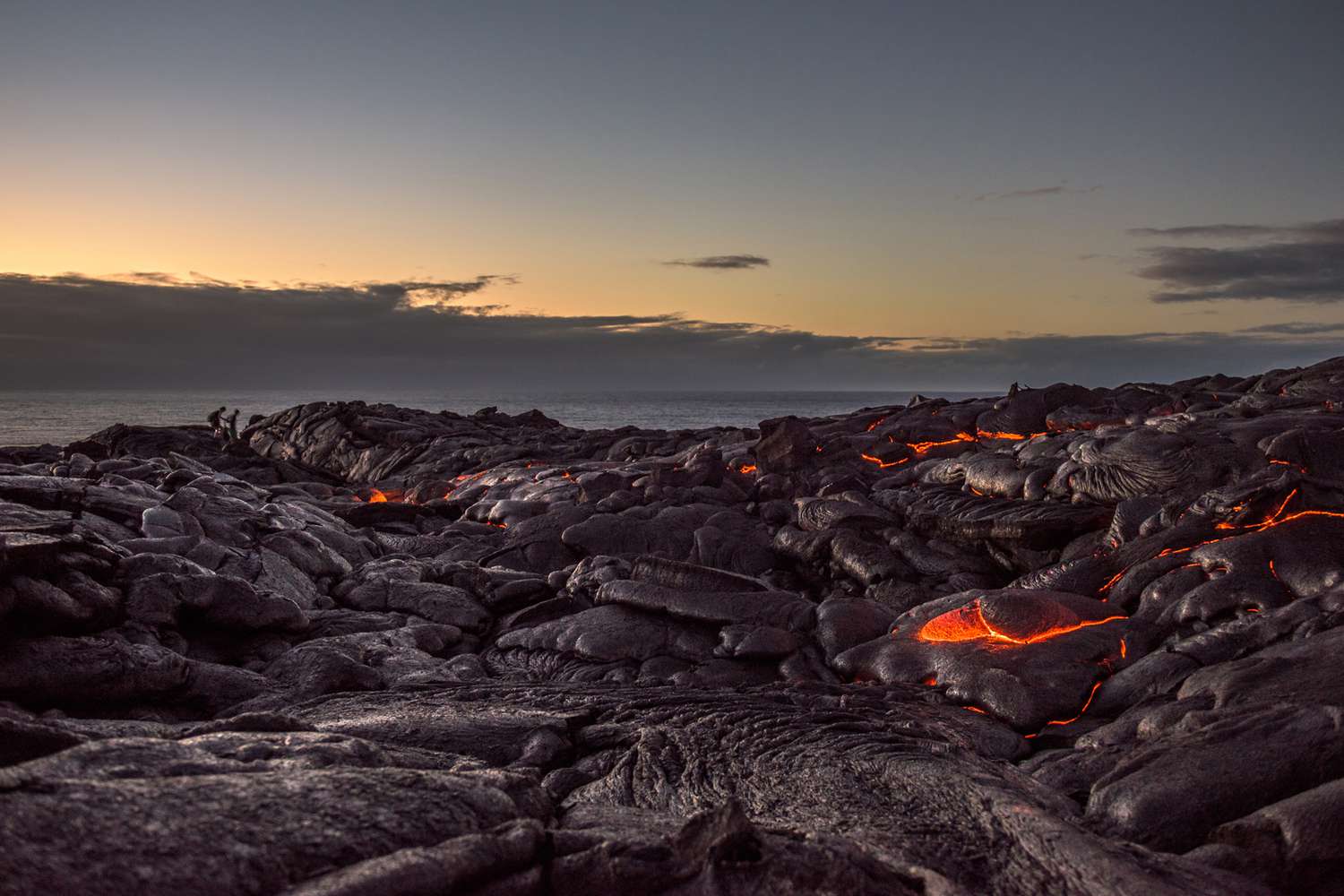 Marcher sur un champ de lave sur la côte Pacifique près de Kalapana sur la grande île d'Hawaï à l'aube.