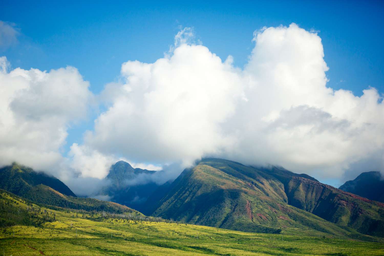 Montagnes de West Maui vues d'une zone près d'Olowalu