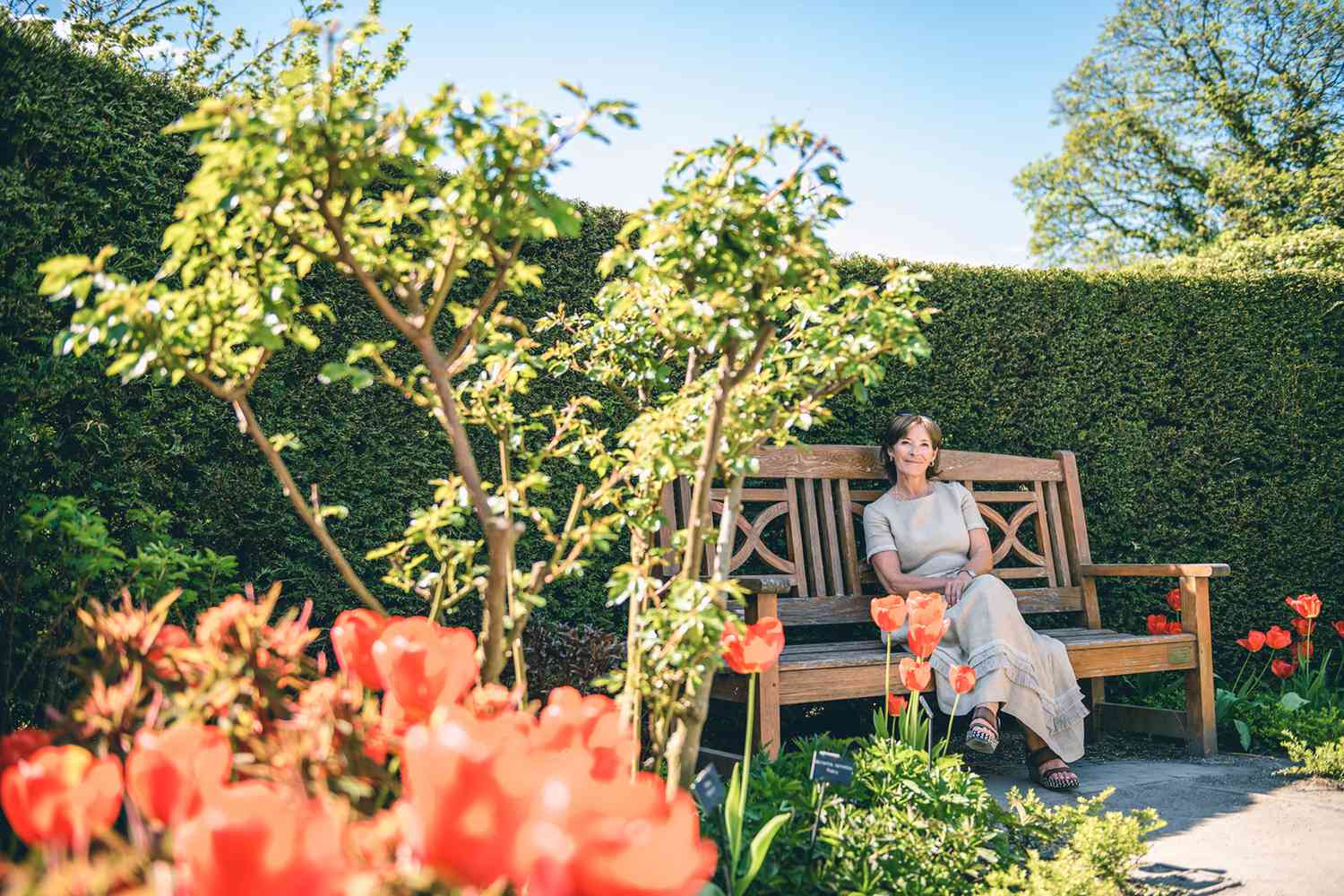 La duchesse de Northumberland dans les jardins du château d'Alnwick