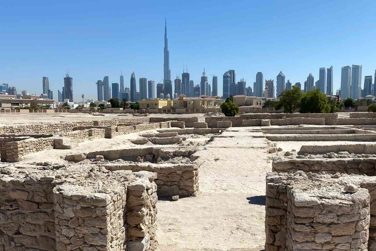 Les vestiges d'une ville du IXe siècle sur le site archéologique de Jumeirah, avec l'horizon de Dubaï au-delà