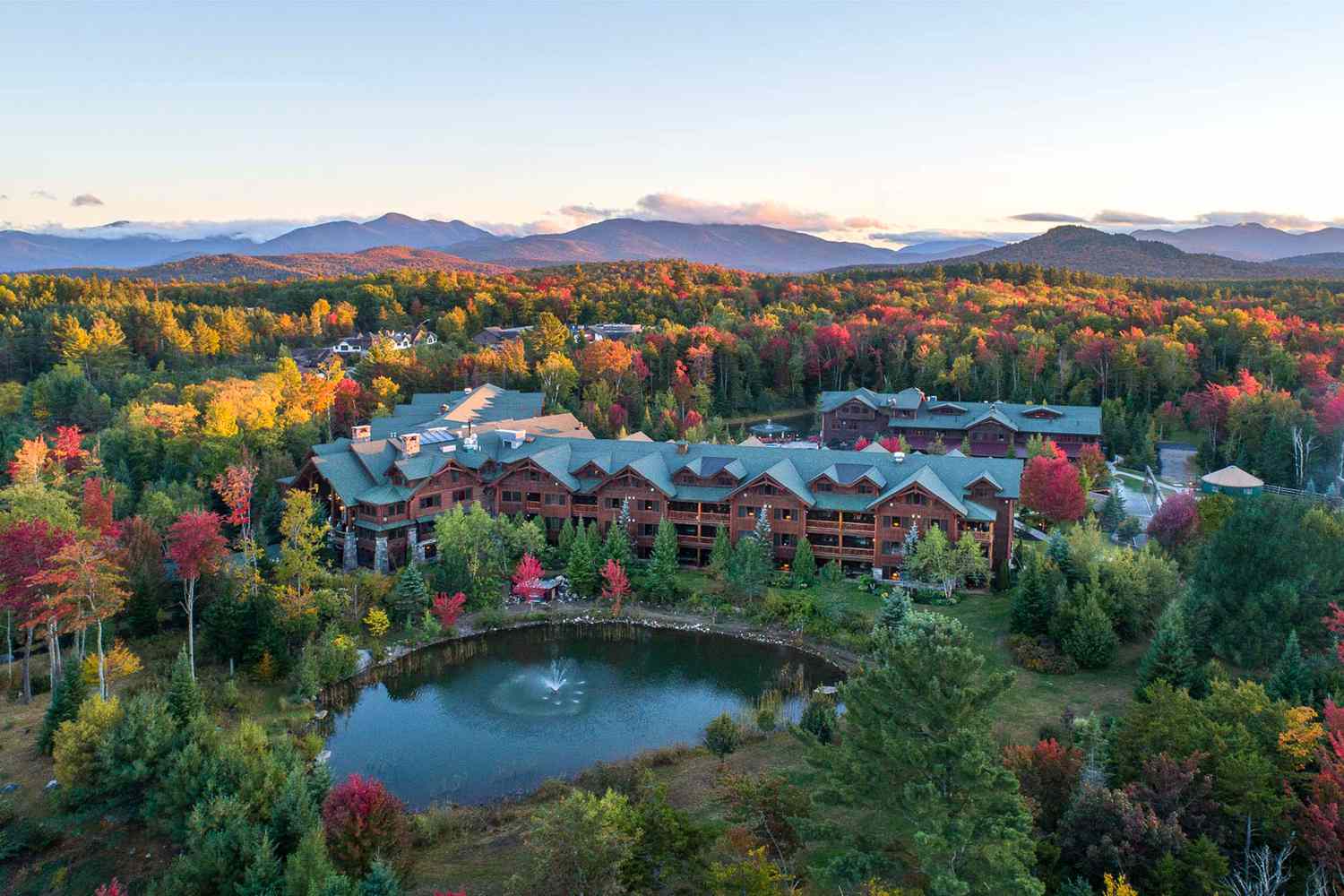 Vue aérienne du feuillage d'automne et Whiteface Lodge à Lake Placid, New York