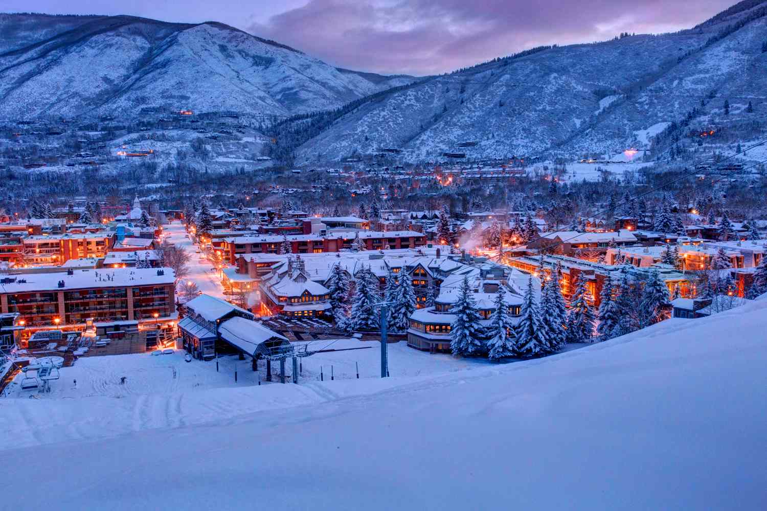 Scène d'hiver au crépuscule à Little Nell Mountain Resort